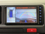 後退時に全方位カメラが作動し、周囲の状況が確認できます。