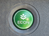 ワンタッチで省燃費走行をサポートするECONスイッチを装備。