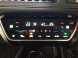 【左右独立オートエアコン】左右席で独立温度コントロールが可能です。運転席はキンキンに冷やして助手席はマイルドにと言った設定が可能です☆暑さ寒さでケンカすることもなくなりますね♪