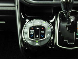 オートエアコンを装備しておりますので、四季を通じて車内を快適な温度に保つことが出来ます!高級感が有りますね!