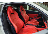 内装は《RossoFerrari》デイトシートもROSSになっております。