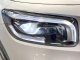 ●LEDヘッドライト:夜間走行時も良好な視界を確保し安心して運転できる高輝度LEDヘッドライトを装備!点灯速度が早く、消費電力も抑えられています。