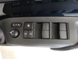 パワーウィンドウスイッチで運転席から全席の窓の開閉ができます。