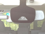 【エマージェンシーブレーキ】走行中に前方の車両等を認識し、衝突しそうな時は警報とブレーキで衝突回避と被害軽減をアシスト。より安全にドライブをお楽しみいただけます。
