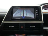 パノラミックビューモニター装備!サイドビュー・車両に取り付けたフロント、サイド、バックカメラの映像を合成して画面上に表示させることで、低速時の運転を補助する装置です。
