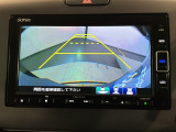 リバースギアに入れるだけで後方の表示へ切り替わります。夜間や雨の日の駐車も楽になりますよ。