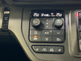 運転席と助手席の温度設定の変更が可能な左右独立タイプのデュアルエアコンです♪♪♪暑がりな人・寒がりな人も誰もが車内を快適にお過ごしいただけます♪♪♪