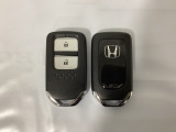 スマートキーを装備しています。鍵を差し込むことなくドアロックの開け閉めと、スタートボタン操作でのエンジンスタートができます。スペアキーも同じものを用意しております。