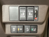 両側電動スライドドアは運転席から操作ができるよう、操作スイッチが付いています。Hondaセンシング用のVSA(ABS+TCS+横滑り抑制)解除と路外逸脱抑制機能などのスイッチがあります。