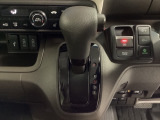 CVT車のセレクトレバーです。低速から高速まで、変速ショックのないスムーズな走りと、エンジン効率のよい領域を維持して燃費にも貢献します。サイドブレーキはスイッチ操作の電子制御パーキングブレーキです。