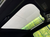 【ガラスルーフ】ガラスルーフ搭載で車内の解放感が一気にアップ!開放的なドライブをお楽しみいただけます。