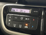 【オートエアコン】一度お好みの温度に設定すれば、車内の温度を検知し風量や温度を自動で調整。暑い&hellip;寒い&hellip;と何度もスイッチ操作をする必要はありません。快適な車内空間には必須の機能ですね♪