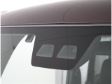 サポカーSとは、衝突被害軽減ブレーキに加えて、高齢者に多いと言われている踏み間違い事故防止をサポートする機能です。詳しくは販売店スタッフまでおたずねください。