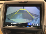 リバースギアに入れるだけで後方の表示へ切り替わります。夜間や雨の日の駐車も楽になりますよ。