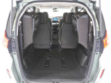 ◆サードシートは跳ね上げ式で、使用しない場合は荷室の拡大ができます。さらに広々なラゲッジスペースの出来上がりです!