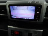 後退時に車両の後ろ側をモニター画面に表示します。車庫入れなどでバックする際に後方確認ができて便利です。車庫入れが苦手な人もこれで安心。