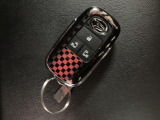 電子カードキーを携帯していれば、ドアハンドルやバックドアのリクエストスイッチを押すだけでドアの施錠・解錠が出来ます♪もちろん 遠隔操作も可能です!盗難防止のイモビライザー機能装備ですよ ☆