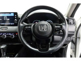 運転中もハンドルでの操作が可能です。特に高速道路等の目が離せない運転時には、便利さだけでなく、安全性も兼ね備えております。