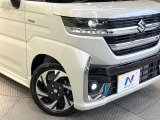 【LEDヘッドライト】悪天候や夜間走行時も良好な視界を確保し安心して運転できる高輝度LEDヘッドライトを装備!点灯速度が早く、消費電力も抑えられています。