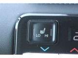 運転席と助手席にシートヒーターが付いています。