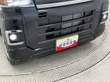 クリーナーを施工箇所全体に噴霧を行い、汚れ箇所を中心にブラッシングします。その後、専用の機械を使い、リンサーまたはスチーム洗浄で汚れを落としております。