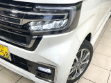【LEDヘッドライト】悪天候や夜間走行時も良好な視界を確保し安心して運転できる高輝度LEDヘッドライトを装備!点灯速度が早く、消費電力も抑えられています。