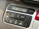【オートエアコン】一度お好みの温度に設定すれば、車内の温度を検知し風量や温度を自動で調整。暑い&hellip;寒い&hellip;と何度もスイッチ操作をする必要はありません。快適な車内空間には必須の機能ですね♪