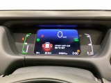 デジタル表示のスピードメーターとタコメーター、燃費やオドメーターなどの表示の他に、ホンダセンシング機能などの表示もできる多機能なマルチインフォメーション・ディスプレイです。