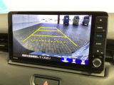 リバースギアに入れるだけで後方の表示へ切り替わります。夜間や雨の日の駐車も楽になりますよ。