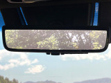 【デジタルインナーミラー】後席の大きな荷物や同乗者で後方が確認しづらい時でも安心!カメラが撮影した車両後方の映像をルームミラー内に表示。クリアな視界で状況の確認が可能です!