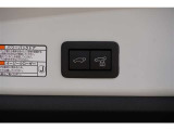 【クローザー】 スイッチを押すと電動でバックドアが閉まります。