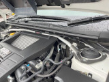 【STIタワーバー】お車の剛性を高めるタワーバーを装備。よりスムーズなコーナリング走行が可能となり、走りも楽しめます。