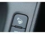 アドバンスト パーク付きです。カメラやソナーによって、周囲を監視しながら駐車を支援。障害物を検知した場合には警報を鳴らし、ブレーキ制御を行うことで接触回避を支援します。