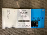 スマートキーは鍵をバッグに入れたままでもドアロックの開閉やエンジンのON・OFFができます。夜間や雨の日も鍵を探さなくて良いので便利です。