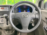 インテリアに合わせたデザインのステアリングは、運転される方のことも考え、運転しやすい形状、大きさです。是非一度、実際に触ってお確かめください。