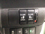 【両側パワースライドドア】両側がパワースライドドアになっており、運転席のスイッチやスマートキーでも開閉が可能です!開口部も広いので乗り降りも楽々♪