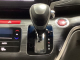 CVT車のセレクトレバーです。低速から高速まで、変速ショックのないスムーズな走りを実現するとともに、エンジン効率のよい領域を維持することで燃費にも貢献します。