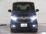 ハロゲンより明るく、より遠くまでさらなる安心感のあるLEDヘッドライトを採用。照射軸の上下方向を自動調整するオートレベリング機構、点灯忘れも防止できるオートライトコントロール機構付きです。