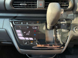 オートエアコンでパネルタッチするだけで操作が可能です(^^)☆AUTOにすれば簡単に車内の空調を快適に調整してくれます♪嬉しいシートヒーター付き(^^)