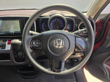 ドライバーの操作性に配慮したステアリング。快適な運転をサポートします。