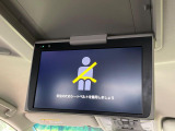 【フリップダウンモニター】大画面モニターで後席でもエンタメをお楽しみいただけます。小さなお子様にも大人気の装備です♪