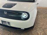 LEDヘッドライトで夜間の視認性も高く、シャープな輝き、先進の安心感。安全とスタイルの調和を生み出します。
