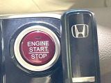 【Hondaスマートキー】カバンやポケットに入れたままでもドアの施錠・解錠が可能なスマートキーを装備。エンジンのオン・オフ時もカギを取り出す必要が無いからとっても便利です♪
