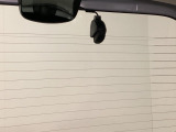 後方にもドライブレコーダーのカメラが付いています。前後両方でお車の周りを監視・記録いたします。
