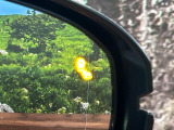 【ブラインドスポットインフォメーション】走行中、ドアミラーの死角になりやすい箇所に後続車が接近するとサイドミラー付近に警告を表示、ドライバーに注意喚起をしてくれます。