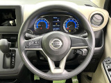 インテリアに合わせたデザインのステアリングは、運転される方のことも考え、運転しやすい形状、大きさです。是非一度、実際に触ってお確かめください。