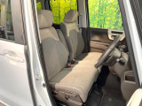 運転席シート廻りは使用感も少なく、良好な状態となっています。前オーナー様が丁寧に使っていたことがよくわかりますね。