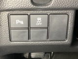 VSA装備車です。VSAはドライバーの操作と車の動きを見守っています。もし車の挙動が乱れたとき、4輪別々にブレーキをかけたり、エンジンパワーをしぼることによって車を安定させます。