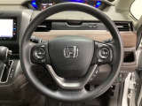 ハンドルにHondaセンシング系のクルーズコントロールやレーンキープアシストなどのスイッチと、オーディオの操作スイッチが装備されています。ハンドルから手を離さず安全に操作できます。