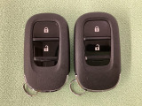 スマートキーを装備しています。鍵を差し込むことなくドアロックの開け閉めと、スタートボタン操作でのエンジンスタートができます。スペアキーも同じものを用意しております。